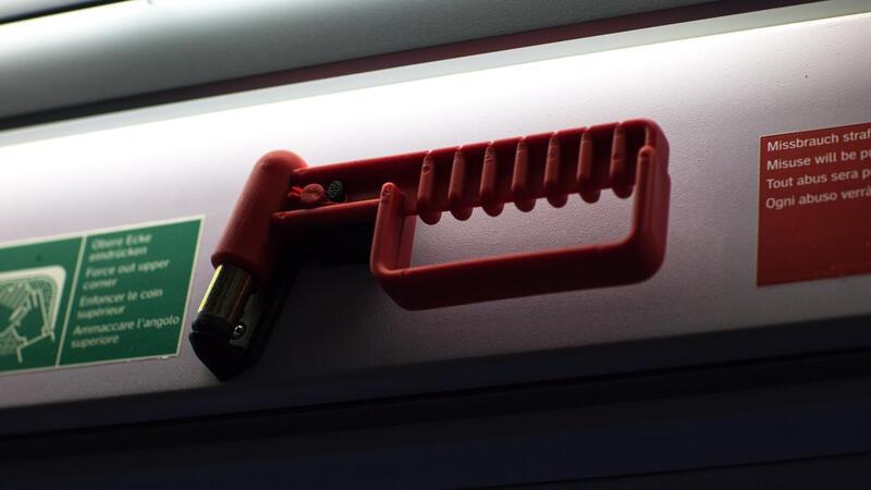 Zu viele Kinder im Bus: 57-Jährige rastet aus Mit einem Nothammer schlug die 57-Jährige die Scheibe des Busses ein.