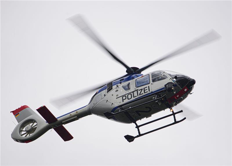 Mit einem Polizeihubschrauber wurde am Mittwoch nach dem flüchtigen Autodieb in Buxtehude gefahndet. Symbolfoto: dpa