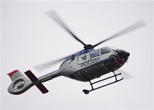Mit einem Polizeihubschrauber wurde am Mittwoch nach dem flüchtigen Autodieb in Buxtehude gefahndet. Symbolfoto: dpa