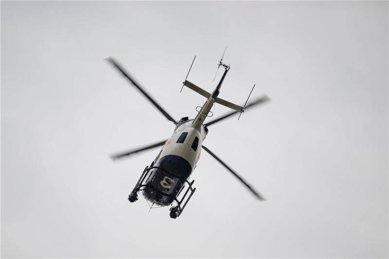 Vier Einbrecher auf der Flucht lösen Großeinsatz in Buxtehude aus Mit einem Polizeihubschrauber wurde in Bremervörde nach der 33 Jahre alten Frau gesucht. Symbolfoto: dpa