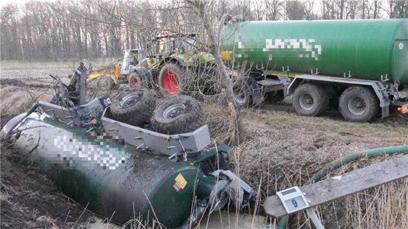 Mit einem Radlader wird die Wettern mit Erde aufgestaut, damit sich die Gülle nicht ausweiten kann. 