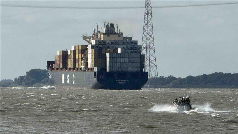 Großer Rettungseinsatz am Lühe-Anleger: Schwimmer springt in Elbe Mit einem Rettungsboot suchten die Einsatzkräfte auf der Elbe nach dem Schwimmer.