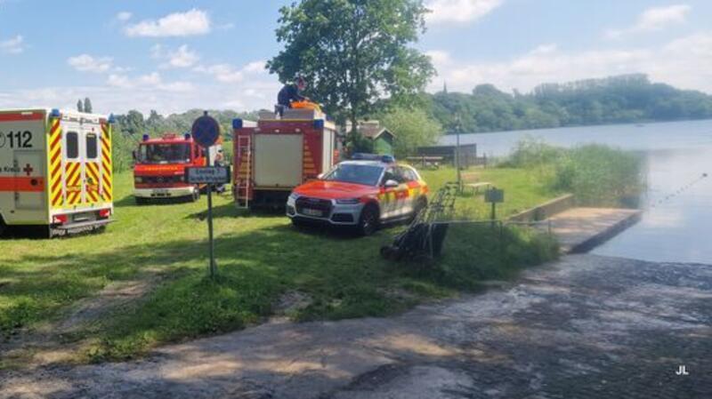Tauchunfall im Kreidesee in Hemmoor - Komplizierte Rettungsaktion Mit einem Rettungsboot wurde die Taucherin über den Hemmoorer Kreidesee zum Rettungswagen transportiert, später wurde sie ins Elbe Klinikum Stade gebracht.