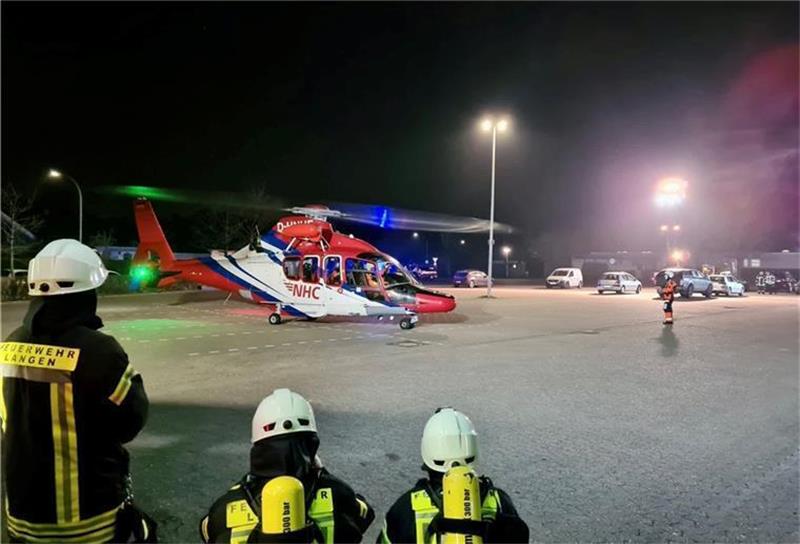 Mit einem Rettungshubschrauber wurde die Verunglückte in eine Klinik geflogen. Foto: Feuerwehr