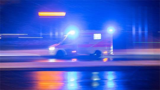Mit einem Rettungswagen wurde der Verletzte ins Krankenhaus gebracht. (Symbolbild)