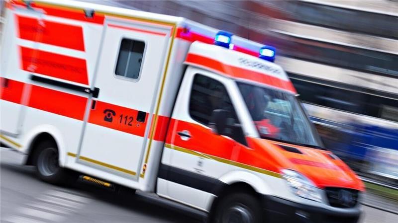 Mit einem Rettungswagen wurde die schwerverletzte 81-Jährige ins Elbe Klinikum nach Stade gebracht. Symbolfoto: Armer/dpa