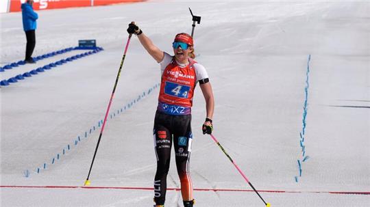 Mit einem Rückstand von 2:45 Minuten startet Julia Kink in die Verfolgung.