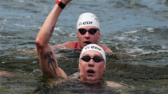 Mit einem Schlussspurt sicherte sich Florian Wellbrock nach zehn Kilometern den Sieg in der Seine.