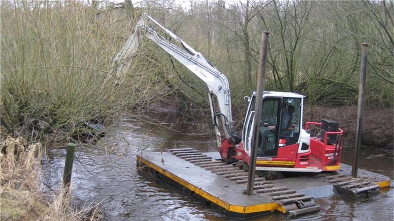 Bagger geht baden – Oste entwickelt sich zum Sorgenkind Mit einem Schwimmbagger könnte die Oste von Bewuchs befreit werden. Doch das geht ins Geld.