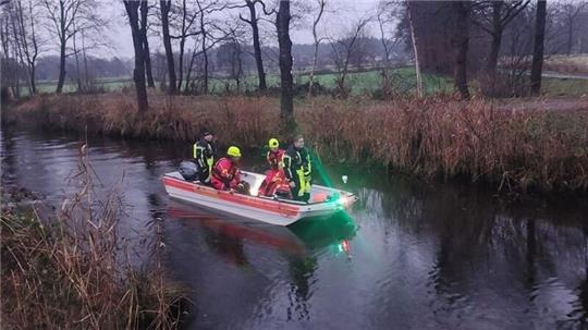 Mit einem Sonarboot fuhren die Einsatzkräfte über den Neuhaus-Bülkauer Kanal.