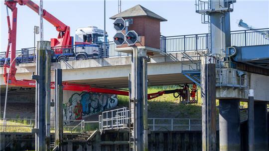 Mit einem Spezialfahrzeug wird die Arbeitsbühne für die Prüfingenieure unter der Lühebrücke in Position gebracht.