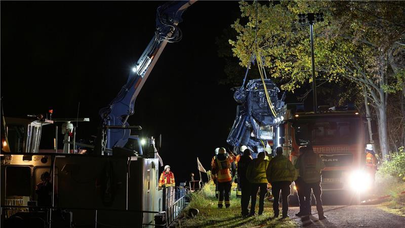 Auto stürzt in Mittellandkanal - viele Fragen bleiben offen Mit einem Spezialfahrzeug wurde das Wrack am späten Samstagabend aus dem Kanal geborgen.