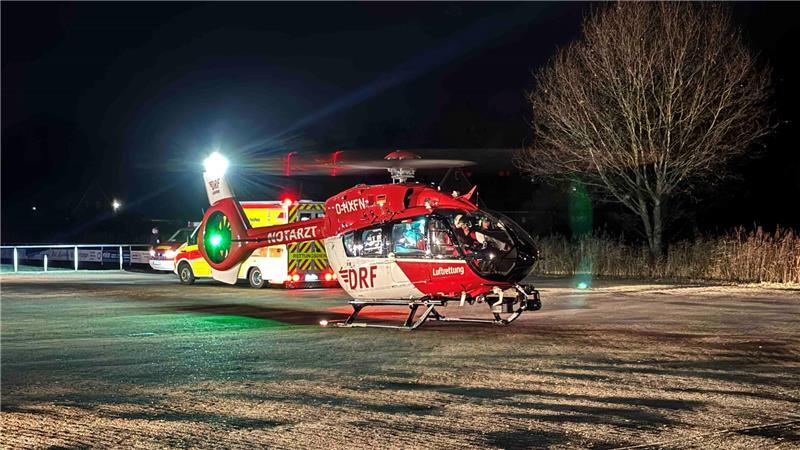 Mit einem Spezialhubschrauber brachten die Notfallsanitäter die schwer verletzte Frau in ein Krankenhaus.