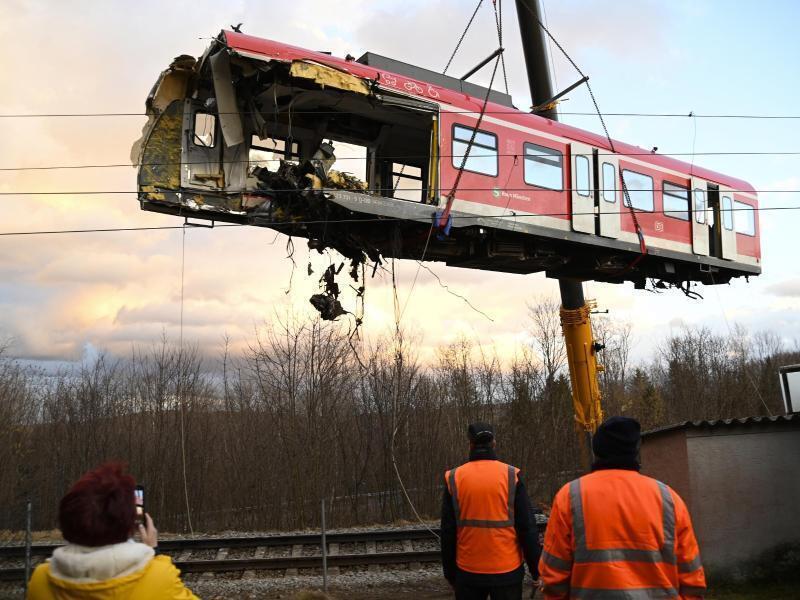 Mit einem Spezialkran wird ein Triebwagen von den Schienen gehoben. Foto: Uwe Lein/dpa