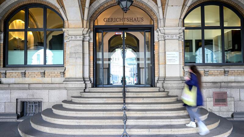 Tödlicher Sprung auf den Kopf: Urteil wird überprüft Mit einem Sprung auf den Kopf hat der junge Mann nach Überzeugung des Gerichts einem 46-Jährigen tödliche Verletzungen hinzugefügt. Nun wird das Urteil überprüft. (Archivbild)