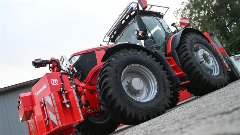 Feuerwehr-Trecker verlässt Wiesmoor – Testphase endet Mit einem Tankanhänger kann der Trecker bis zu 12.000 Liter Wasser transportieren.