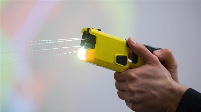 Mann greift Polizisten mit Hammer an – Beamte setzen Elektroschocks ein Mit einem Taser wehrten die Polizisten den Angriff ab. Symbolfoto: Rolf Vennenbernd/dpa
