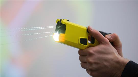 Mit einem Taser wehrten die Polizisten den Angriff ab. Symbolfoto: Rolf Vennenbernd/dpa