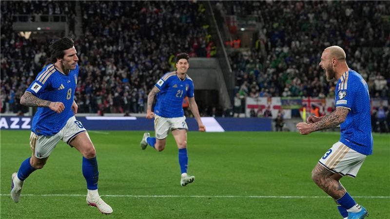 Mit einem Tor und einer Vorlage ist Sandro Tonali (l) der Mann des Abends für Italien gegen Nordirland.