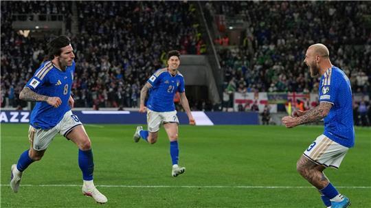 Mit einem Tor und einer Vorlage ist Sandro Tonali (l) der Mann des Abends für Italien gegen Nordirland.