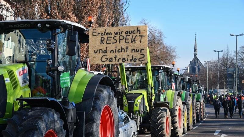 Ampel geht auf Bauern zu: „Wir ziehen nichts durch“ Mit einem Traktor-Konvoi demonstrieren Bauern gegen Subventionskürzungen.