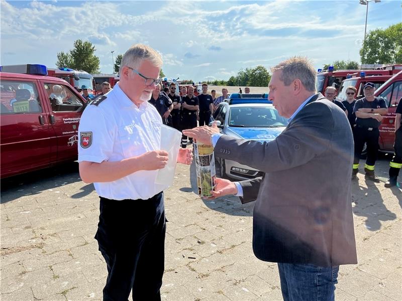 Feuerwehren und Politiker in Lühe sagen „Tschüs Dorfsheriff“ Mit einem fingierten Notruf wurde Jan Dohrmann zur Slipanlage auf dem Pionierübungsplatz in Grünendeich gelockt. Foto: Vasel