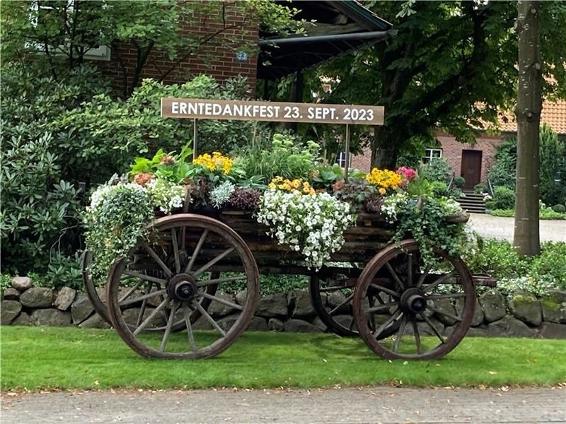 Nottensdorf feiert das Erntedankfest mit Umzug und Tanz Mit einem geschmückten Wagen wird zum Erntedankfest eingeladen.