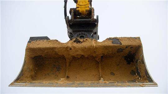 Mit einem gestohlenen Bagger haben Unbekannte Straßen im Landkreis Celle beschädigt. (Symbolbild)