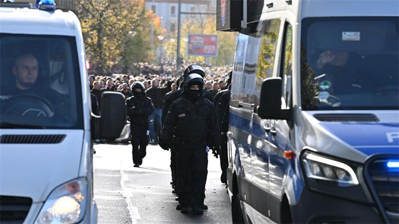 Mit einem großen Aufgebot versuchte die Polizei, Krawalle beim Derby zu verhindern. 
