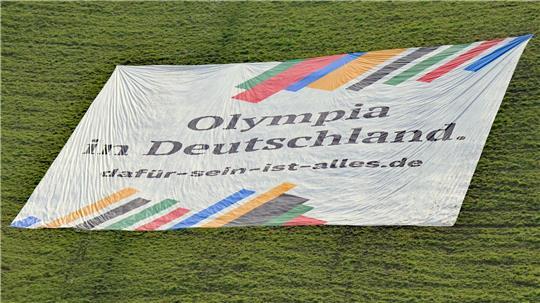 Mit einem großen Bann auf dem Olympiaberg wird für eine Münchner Sommerspiel-Bewerbung geworben. (Archivfoto)