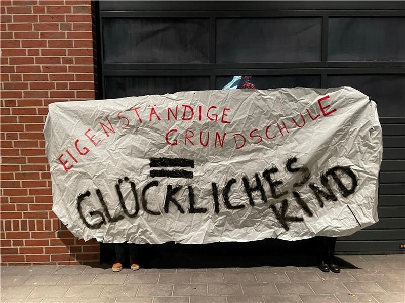 Mit einem großen Protestbanner setzten die Eltern der Grundschule in Ahlerstedt ein Statement gegen eine Zusammenlegung mit der Oberschule. Foto: Klintworth