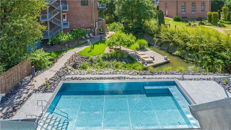Warum der Regen-Sommer den Urlaub im Kreis Stade nicht trübt Mit einem großen Wellnessbereich mit Sauna, Innen- und Außenpool macht sich das Elbstrand-Resort auf Krautsand wetterunabhängiger.