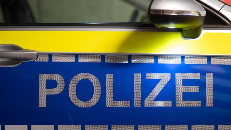 Mit einem hohen Promillewert ist ein Mann bei Hildesheim Auto gefahren - und von der Polizei erwischt worden. (Symbolfoto)
