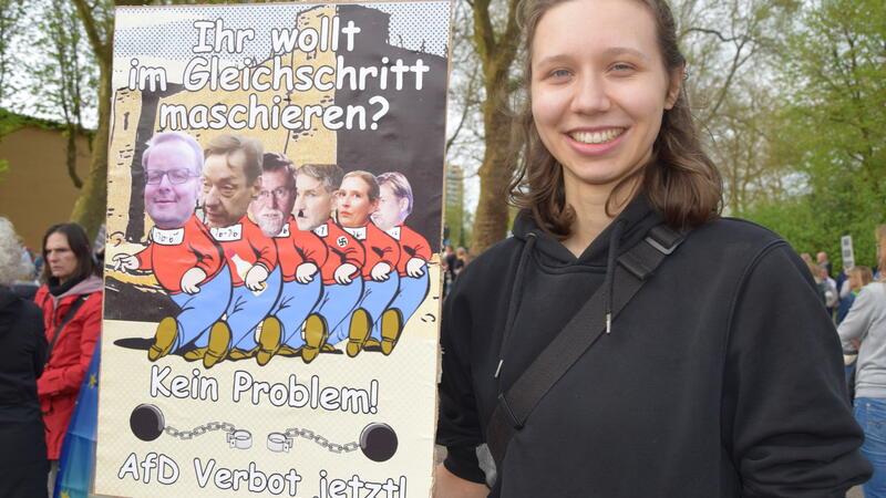 Mit einem künstlerisch gestalteten Plakat demonstriert Elin Thomfohrde-Dammann (25) in Buxtehude.