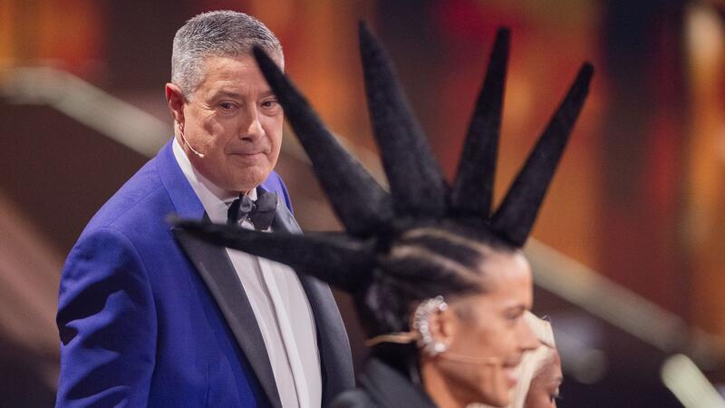 Kelly-Spross tanzt bei „Let’s Dance“ allen davon Mit einem leisen Schmunzel betrachtet Joachim Llambi die Frisur von Jorge González.