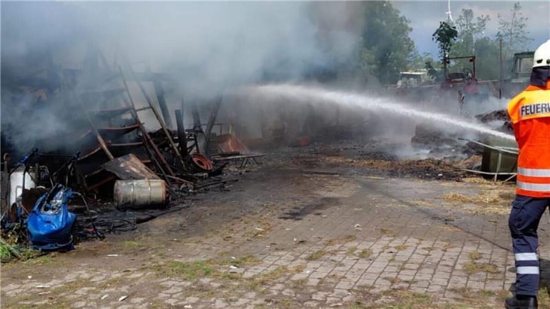 Mit einem massiven Innen- und Aussenangriff kämpfen die Einsatzkräfte gegen die Flammen.
