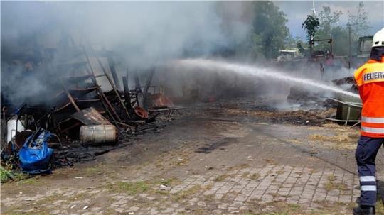 Mit einem massiven Innen- und Aussenangriff kämpfen die Einsatzkräfte gegen die Flammen.