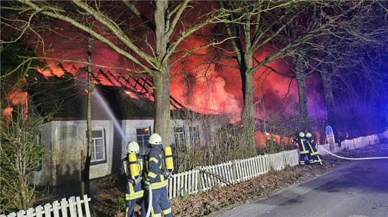 Mit einem massiven Löschangriff aus mehreren wasserführenden Fahrzeugen gingen die Feuerwehren gegen die Flammen vor. 
