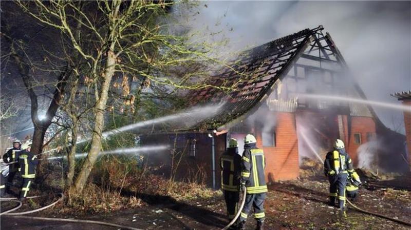 Altes Bauernhaus brennt im Kreis Cuxhaven ab – Polizei verdächtigt Jugendliche Mit einem massiven Löschangriff wird das Feuer unter schwerem Atemschutz gelöscht.