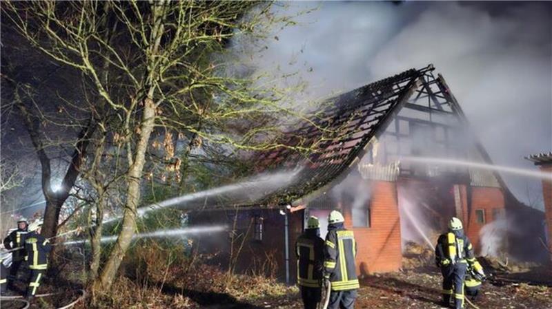 Bauernhaus abgebrannt: Waren junge Brandstifter am Werk? Mit einem massiven Löschangriff wird das Feuer unter schwerem Atemschutz gelöscht.