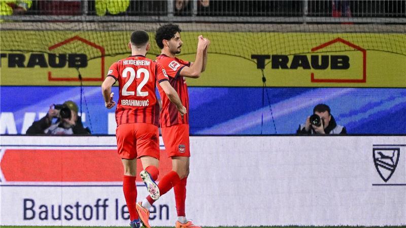 Mit einem mit den Händen geformten Herz feierte Eren Dinkçi seinen Treffer zum 1:1.