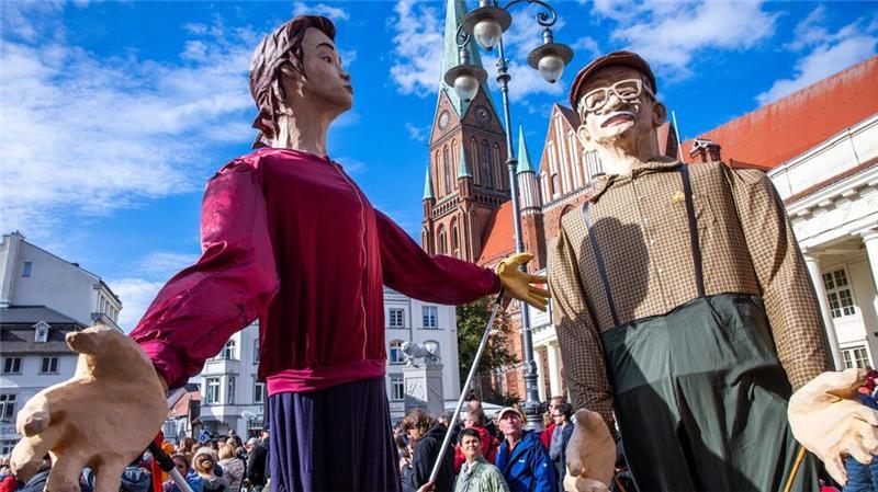Festakt zum Tag der Deutschen Einheit in Schwerin Mit einem ökumenischen Gottesdienst im Dom und einem Staatsakt im Mecklenburgischen Staatstheater werden die Feiern zum Tag der Einheit in Schwerin fortgesetzt.