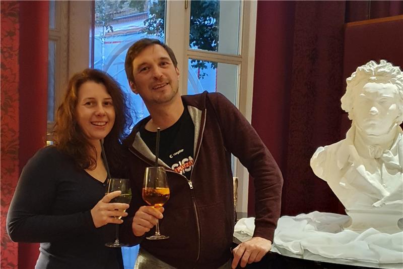 Neue Pächter für Altländer Restaurant – „Auszeit“ wird zum „Deichblick“ Mit einem stimmigen Konzept, Personal, gastronomischer Erfahrung und Verbundenheit zum Alten Land konnten Stefanie Lemmel und Björn Dietrich als neue Pächter des ehemaligen Restaurants Auszeit punkten.