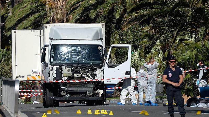 Zehn Jahre nach Nizza-Anschlag: Gedenken und offene Fragen Mit einem tonnenschweren Lastwagen raste der Attentäter in die Menschenmenge auf der Strandpromenade von Nizza. (Archivbild)
