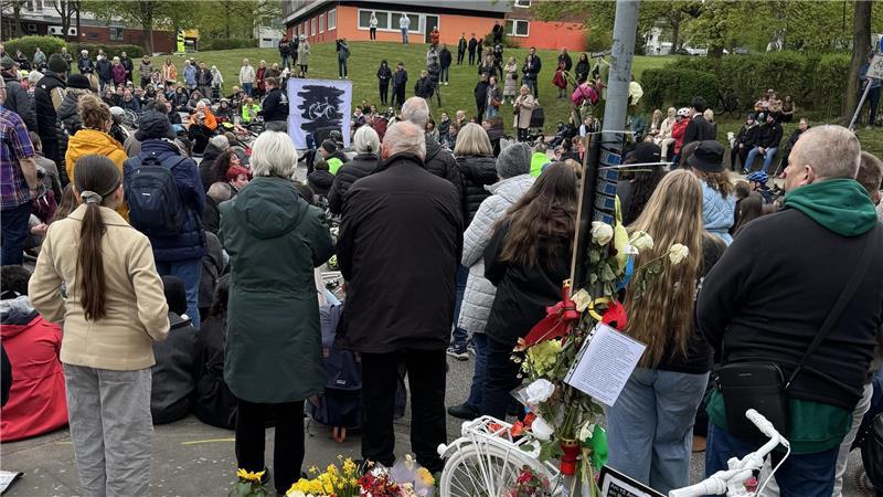 Mit einem weißen Fahrrad - einem sogenannten Ghostbike - hat der Fahrradclub ADFC zusammen mit vielen Menschen an den elfjährigen Radfahrer erinnert, der von einem Lastwagen überfahren und getötet wurde.