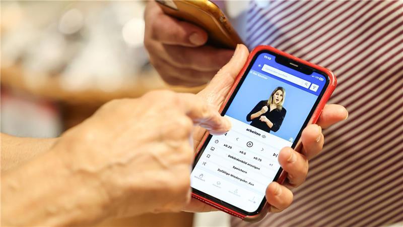 Mit Herz und Händen - Metzger lernt Gebärdensprache Mit einer App lernt der Metzger abends in seinem Schrebergarten die Gebärdensprache. Demnächst will er einen Kurs besuchen.