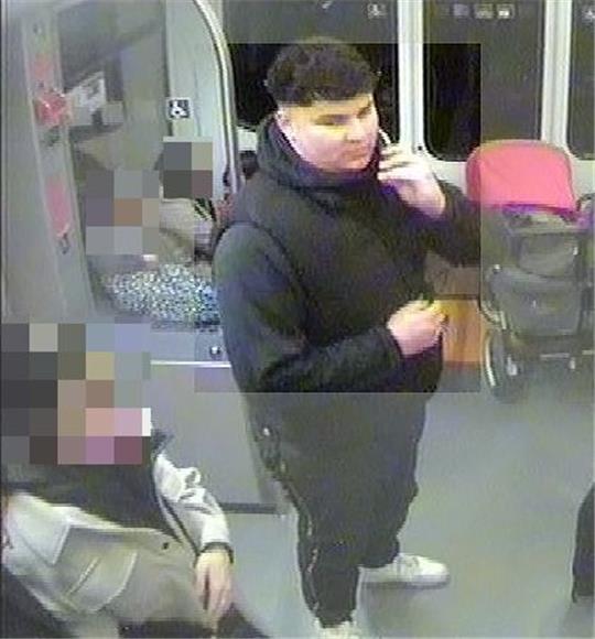 Mit einer Aufnahme aus der S-Bahn sucht die Polizei Stade nach diesem Mann, der mutmaßlich an dem Raubüberfall auf die Tankstelle in Neukloster beteiligt gewesen war. Foto: Polizei
