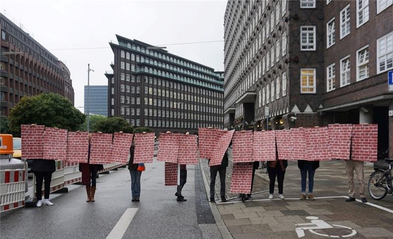 Mit einer „Backsteinmauer“ aus Papier wollen die Aktivisten zeigen, wie der geplante Neubau den Blick auf das Weltkulturerbe Kontorhausviertel verstellen würde. Foto City-Hof e.V.