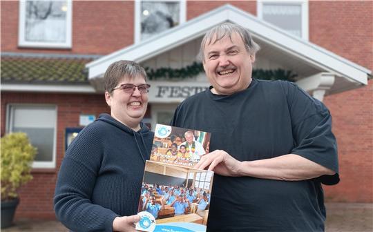 Mit einer Box fing das Spendensammeln an: Carolin und Dieter XXL-Wirt Murck vor ihrer Festhalle in Kutenholz.