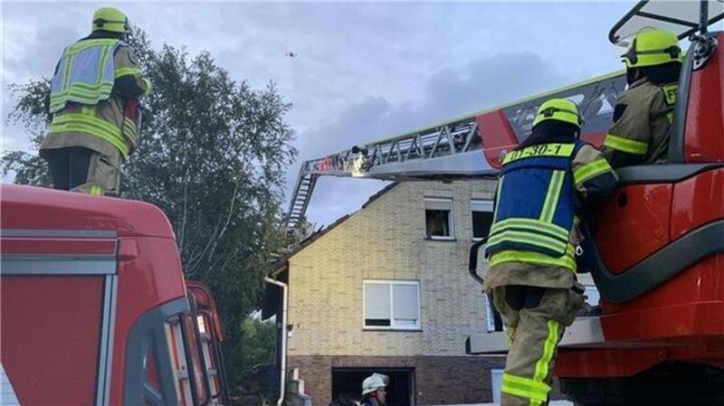 Feuer in Cuxhaven: Dachstuhl steht in der Nacht in Flammen Mit einer Drehleiter bekämpft die Feuerwehr den Brand.